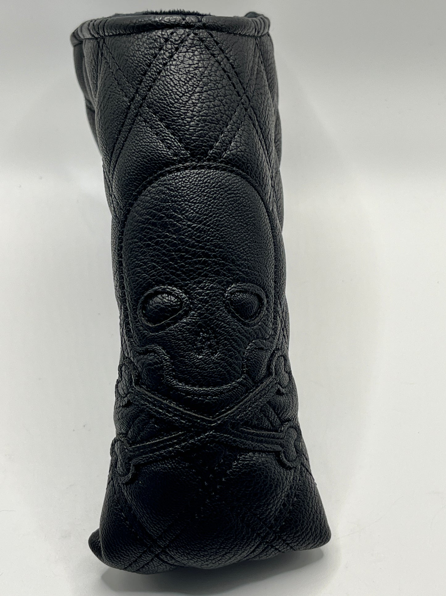 Blade Putter Cover - Skull and Crossbones - Magnetic Closer